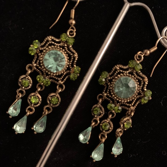 🆕🔥Green Sparkly Medium Chandelier Earrings - Picture 1 of 4